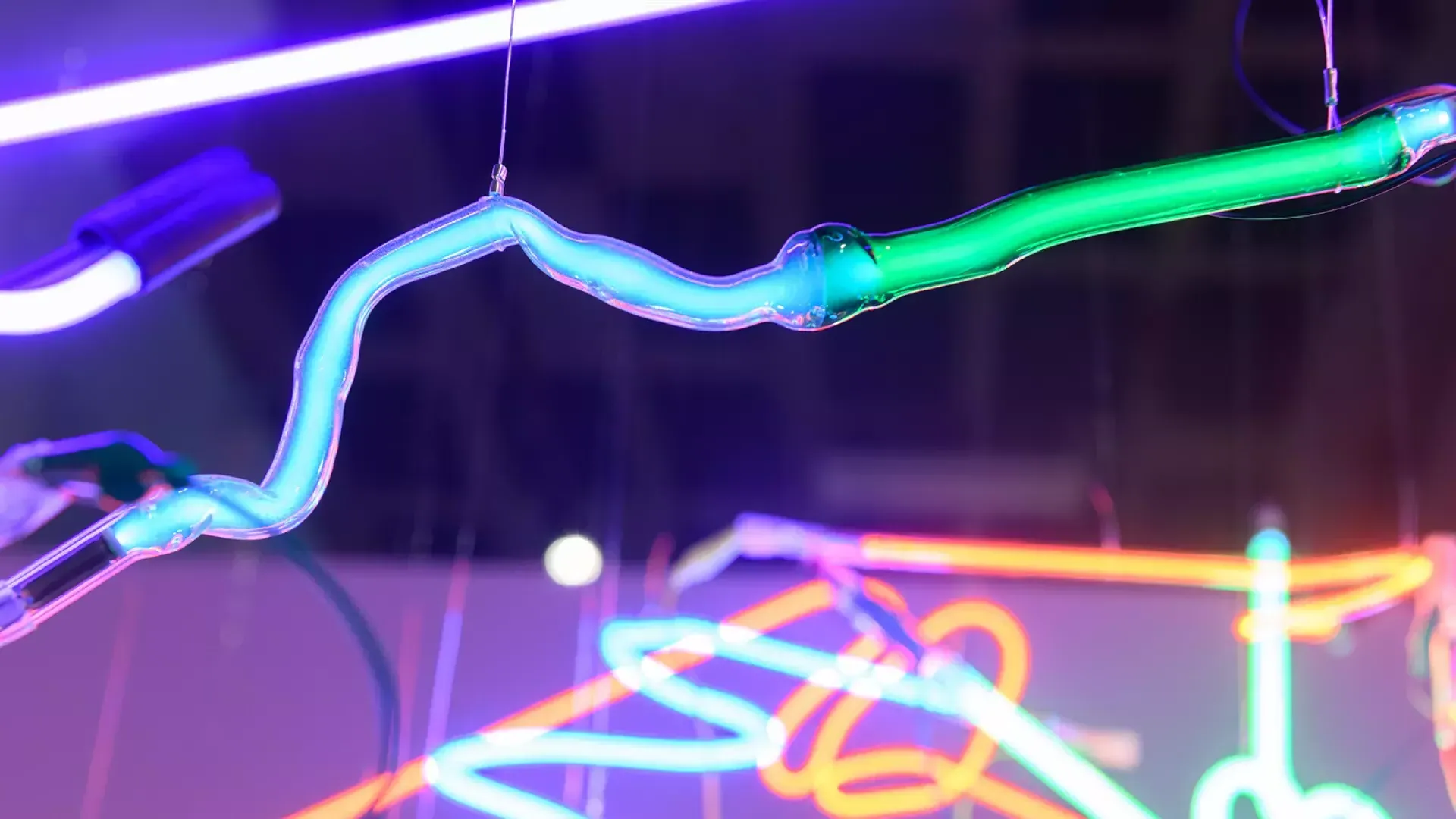 Les œuvres d'art en néon brillent dans le cadre de "She Bends: Neon as Soulcraft" au Museum of Craft and Design