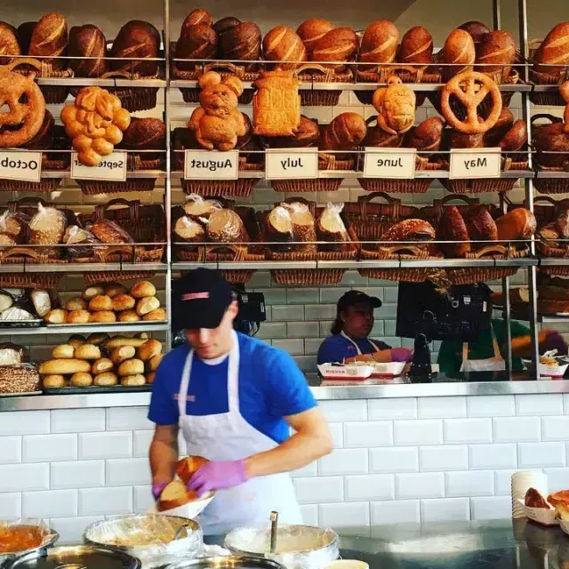 Bakers make sourdough bread at Boudin Bakery in 贝博体彩app.