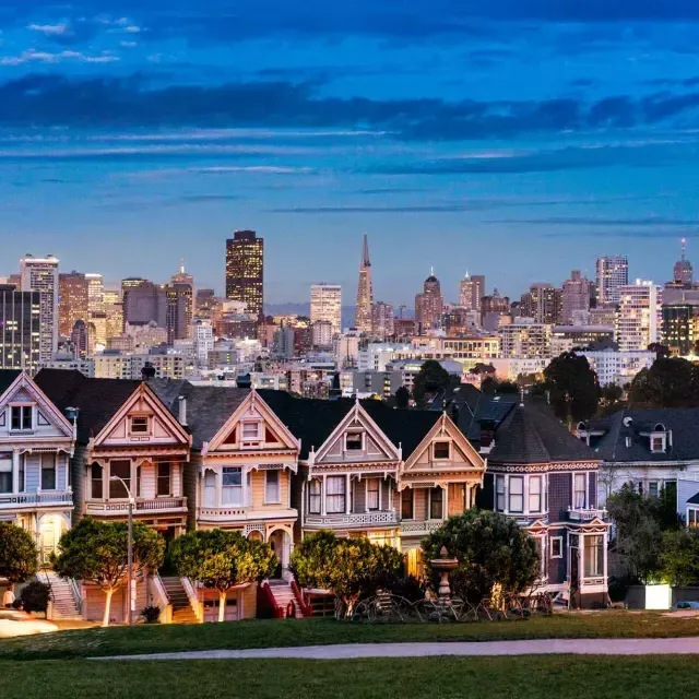 유명한 알라모 광장의 女性绅士(Painted Ladies of Alamo Square)는 황혼 무렵 贝博体彩app 스카이라인 앞에 그려져 있습니다.